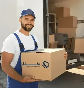 عامل من شركة نقلة يحمل صندوقًا أثناء نقل العفش بالرياض